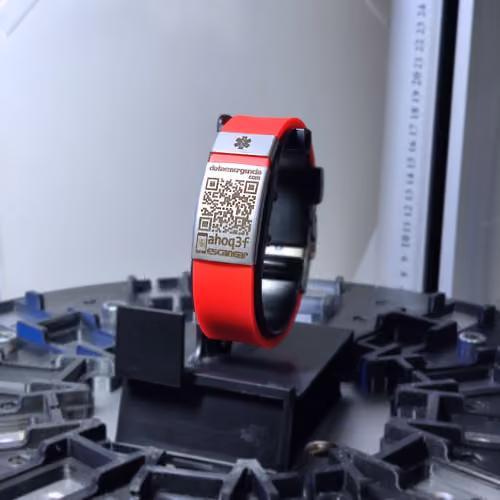 Brazalete QR azul con póliza de seguros